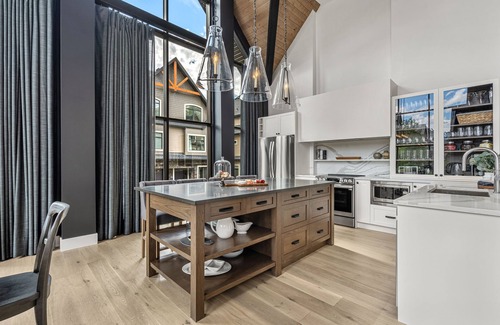 Canmore Casa | Spectacular 8-BDRM, 8-BATH Mountain Retreat!