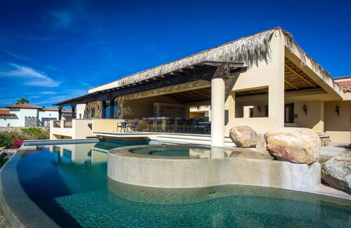 Los Cabos Villa | Espectacular 8 BR Ocean View Casa Tita cuenta con A / C, WiFi, Wet Bar, piscina y más.