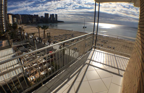 Benidorm Casa | ESPECTACULAR APARTAMENTO EN PRIMERA LÍNEA CON TERRAZA AMPLIA, WIFI Y PARKING