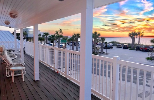 Bradenton Beach Apartamento | Espectaculares vistas de la playa y los delfines Enorme balcón privado! 2BR / 2BA Villa de arriba