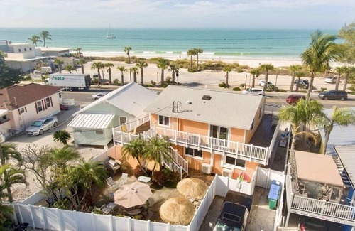 Bradenton Beach Apartamento | Espectaculares vistas de la playa y los delfines Enorme balcón privado! 2BR / 2BA Villa de arriba