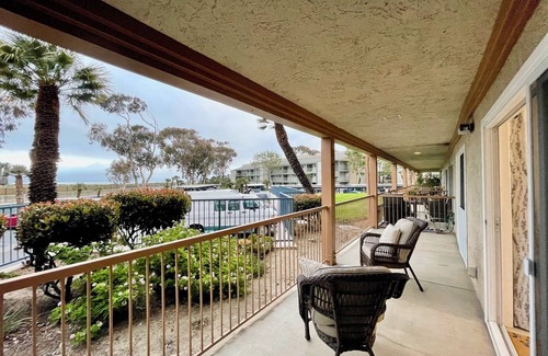 Port Hueneme Condominio | Spectacular Beach Retreat 2 bedroom with Ocean View - 5 minute walk to beach