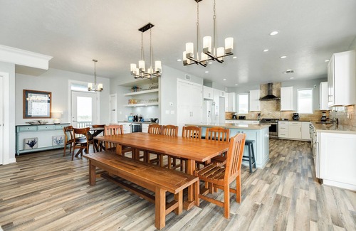 Sands Of Kahala Beach Casa | Spectacular Beachfront Home, Large Bedrooms - Steps from Sand & Surf