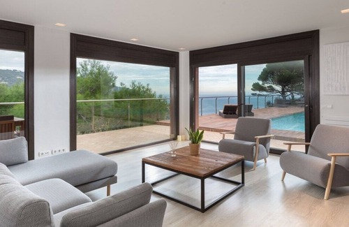 Nou Barris Villa | Espectacular finca sobre el mar
