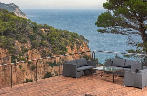 Nou Barris Villa | Espectacular finca sobre el mar