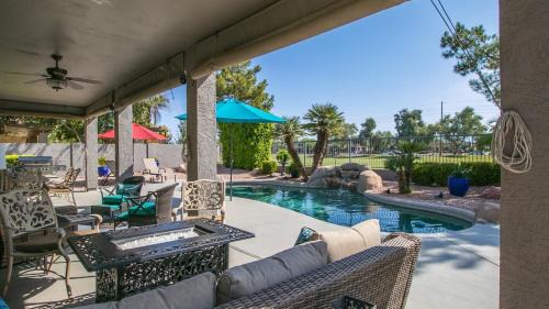 Superstition Springs Casa | Spectacular Golf Course Home with Pool and Views