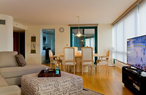 Waikiki Condominio | Espectacular piso alto, totalmente amueblado 2 hab / 2. 5 baños con vista al mar y vistas de la ciudad