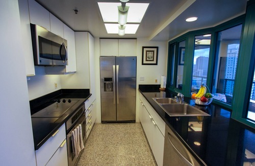 Waikiki Condominio | Espectacular piso alto, totalmente amueblado 2 hab / 2. 5 baños con vista al mar y vistas de la ciudad