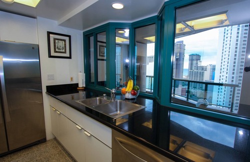 Waikiki Condominio | Espectacular piso alto, totalmente amueblado 2 hab / 2. 5 baños con vista al mar y vistas de la ciudad