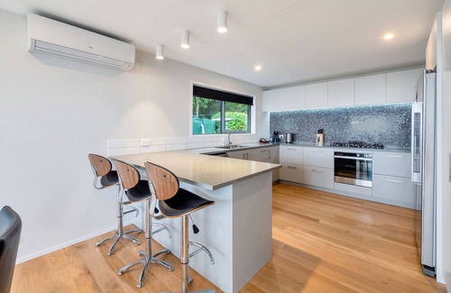 Waiatarua Casa | Spectacular Hilltop Retreat near Piha