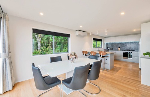 Waiatarua Casa | Spectacular Hilltop Retreat near Piha