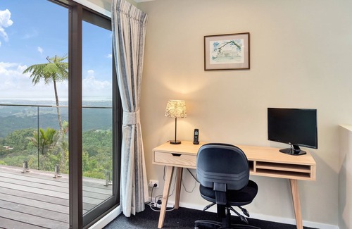 Waiatarua Casa | Spectacular Hilltop Retreat near Piha