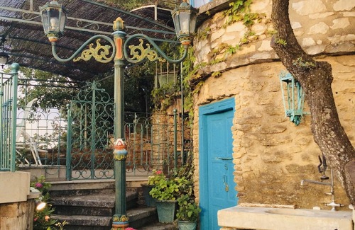 Menerbes Apartamento | Spectacular Hilltop Tower Get-Away in Romantic Luberon Village