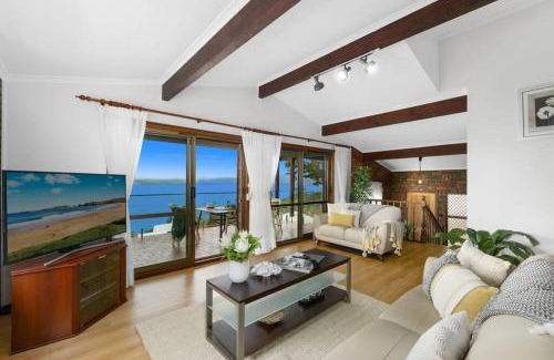Lake Heights Casa | Spectacular Lake and Ocean View Holiday Home