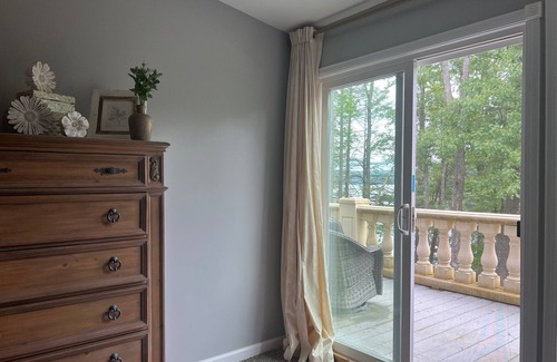 Greentown Casa | Spectacular Lake Front House