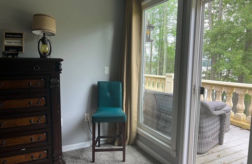 Greentown Casa | Spectacular Lake Front House