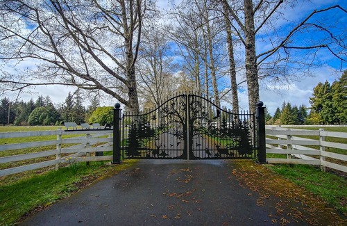 Crescent City Casa | Espectacular finca frente al lago en Redwoods, 153 acres de retiro