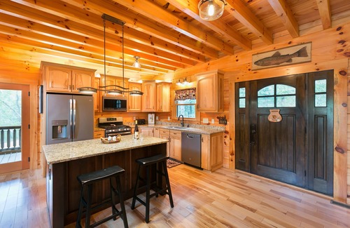 Lake Lure Cabina | Spectacular Log Cabin on Broad River with Private Beach