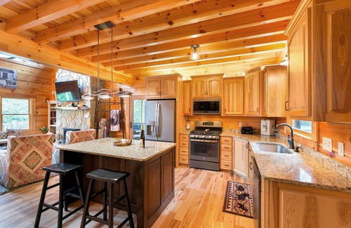 Lake Lure Cabina | Spectacular Log Cabin on Broad River with Private Beach