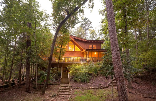 Lake Lure Cabina | Spectacular Log Cabin on Broad River with Private Beach