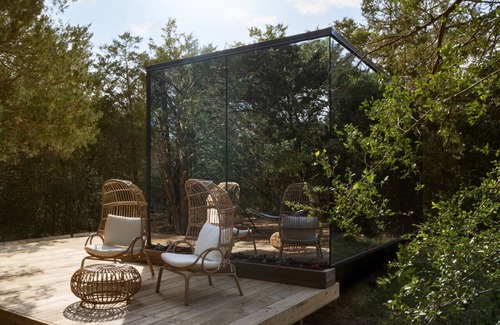 Myra Cabina | Spectacular Mirror House in the North Texas Hill Country