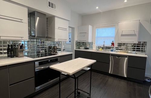 SoHo Casa | Spectacular Modern Luxury - Prime Hyde Park Bayshore 12 person Spa & Coldplunge