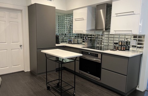 SoHo Casa | Spectacular Modern Luxury - Prime Hyde Park Bayshore 12 person Spa & Coldplunge