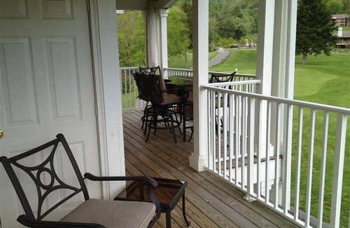 Maggie Valley Condominio | VISTAS ESPECTACULARES. HERMOSA DECORACIÓN DE MONTAÑA. PERRO AMIGO