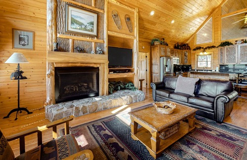 Wears Valley Cabina | Spectacular mountain lodge with private hot tub, game room, great view & 3 decks