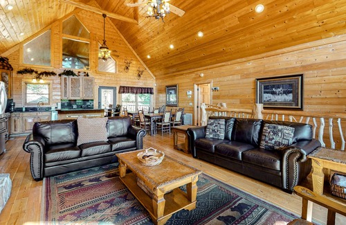 Wears Valley Cabina | Spectacular mountain lodge with private hot tub, game room, great view & 3 decks