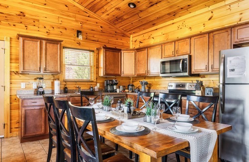 Gatlinburg Cabina | Cabina de lujo con vista panorámica de Mtn, jacuzzi y sala de juegos para 8ppl