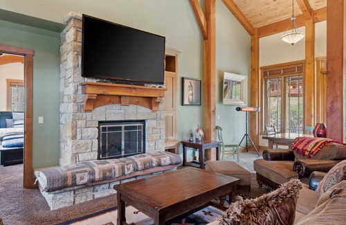 Timber Lakes Cabina | Spectacular Mountain Escape: Timber Home with Gourmet Kitchen & Game Loft