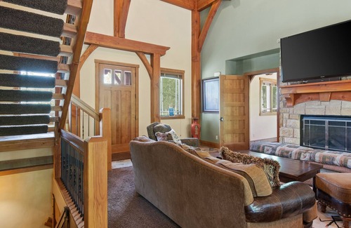 Timber Lakes Cabina | Spectacular Mountain Escape: Timber Home with Gourmet Kitchen & Game Loft