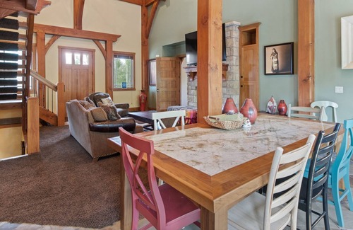 Timber Lakes Cabina | Spectacular Mountain Escape: Timber Home with Gourmet Kitchen & Game Loft