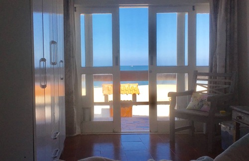 Itaipuacu Villa | Espectacular propiedad frente al mar en una playa tranquila a una hora de Río con piscina