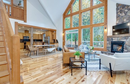 Mount Hood Village Casa | Spectacular Private Mountain Cabin on 6 Acres, Epic Outdoor, Hot Tub, Game Room, Pond