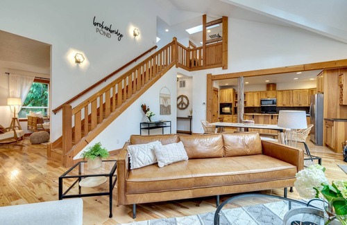 Mount Hood Village Casa | Spectacular Private Mountain Cabin on 6 Acres, Epic Outdoor, Hot Tub, Game Room, Pond