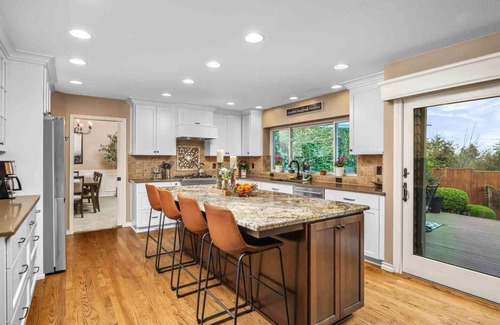 Beaverton Casa | Spectacular Private Retreat on Five Acres, Huge Deck, Hot Tub w/ Views, Game Room, Close to Portland