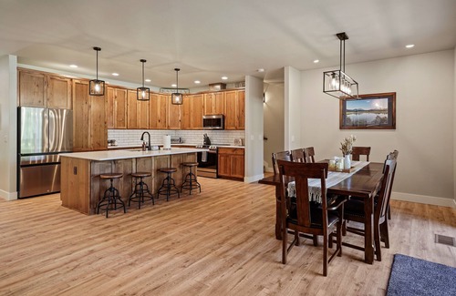 Oregon Water Wonderland Casa | Spectacular River Front Access, Hot Tub, Ping Pong, South of Sunriver Resort