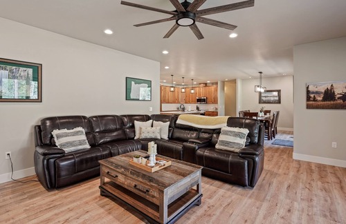 Oregon Water Wonderland Casa | Spectacular River Front Access, Hot Tub, Ping Pong, South of Sunriver Resort