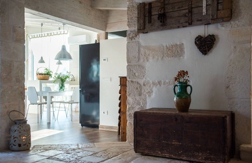 Alberobello Villa | Trulli villa con piscina privada rodeada de matorral mediterráneo