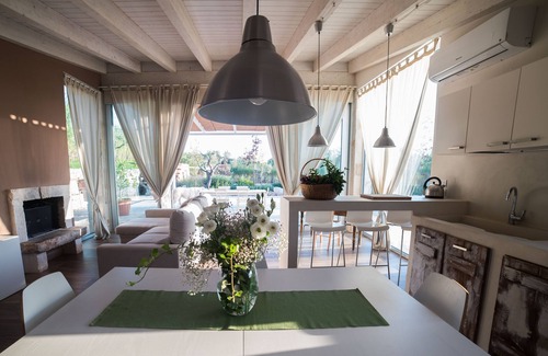 Alberobello Villa | Trulli villa con piscina privada rodeada de matorral mediterráneo