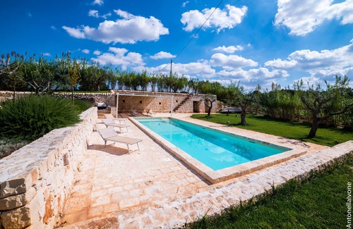 Alberobello Villa | Trulli villa con piscina privada rodeada de matorral mediterráneo