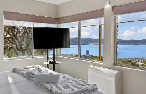 Mount Nelson Casa | Spectacular Views - 5 Bedroom House and Unit - Free Parking - Free WIFI