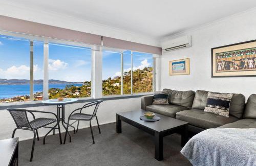 Mount Nelson Casa | Spectacular Views - 5 Bedroom House and Unit - Free Parking - Free WIFI