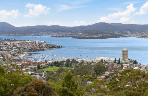 Mount Nelson Casa | Spectacular Views - 5 Bedroom House and Unit - Free Parking - Free WIFI