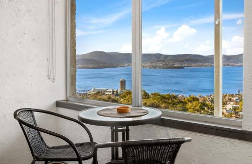 Mount Nelson Casa | Spectacular Views - 5 Bedroom House and Unit - Free Parking - Free WIFI
