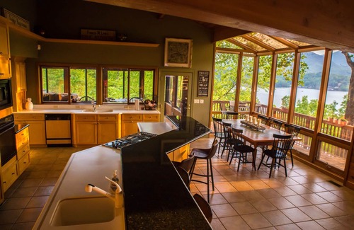 Lake Lure Casa | Espectaculares vistas desde la espaciosa y moderna casa frente al lago