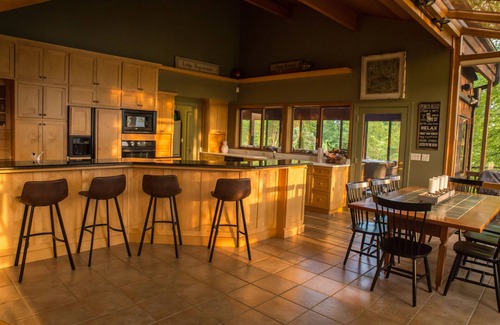 Lake Lure Casa | Espectaculares vistas desde la espaciosa y moderna casa frente al lago