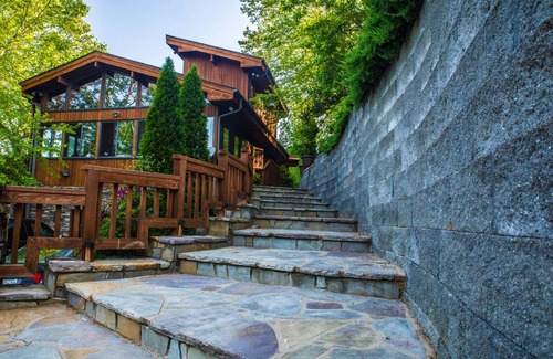 Lake Lure Casa | Espectaculares vistas desde la espaciosa y moderna casa frente al lago